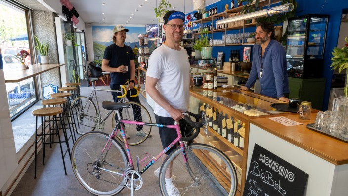 SZ-Serie: Rauf aufs Rad: Das "Bici Bavarese" ist nicht nur Fahrradladen, sondern auch Café. Maximilian Reiß (vorne) war es wichtig, einen gemütlichen Ort zu schaffen.