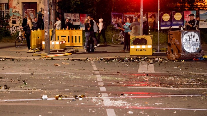 Linksextremismus: Nach Ausschreitungen am Abend in Leipzig liegen viele Scherben auf der Dresdner Straße.