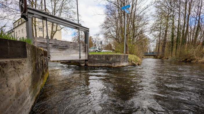 Würm: Der Würmkanal beginnt in Karlsfeld an der Allacher Straße und ist denkmalgeschützt. Deswegen müssen Hochwasserschutzmaßnahmen mit dem Landesamt für Denkmalpflege abgestimmt werden.