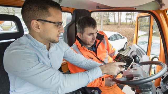 Fahrbahn-Check: Der Kraillinger Bauhof arbeitet schon seit ein paar Jahren mit Smartphone und Software bei der Erfassung der Straßen. Abdulwahid Saidi (links) erklärt Anton Ruppaner, wie das funktioniert.