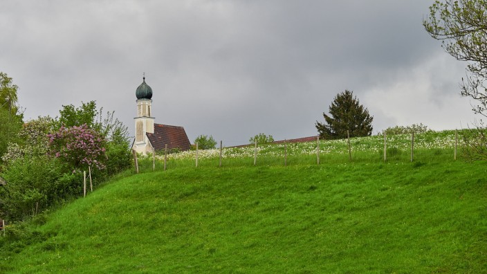 Leitprojekt: Die Pullenhofener Kirche St. Kastulus - eine von 60 Kirchen im Landkreis. Ob alle von ihnen auch in Zukunft erhalten bleiben, wird in einem mehrjährigen Prozess geklärt.