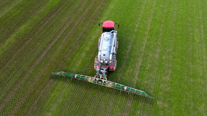 Nitrat-Verfahren: Ein Landwirt bringt mit seinem Gespann Gülle auf einem Feld aus. Deutschland entgeht im Streit um nitratbelastetes Wasser einer Millionenstrafe der EU.