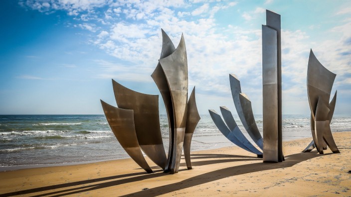 Reise nach England, Jersey und Frankreich: Das Denkmal "Les Braves" am Omaha Beach - einer von vielen Erinnerungsorten auf der Liberation Route Europe.
