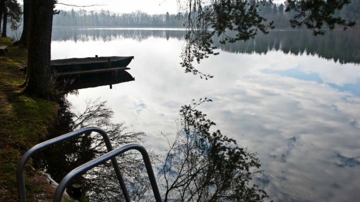 Freizeit im Landkreis Ebersberg: Der Steinsee gilt als Naturschönheit und ist dementsprechend beliebt bei Ausflüglern. Leider verhalten sich diese nicht immer entsprechend, in jüngster Zeit habe die Vermüllung wieder zugenommen, so das Landratsamt.