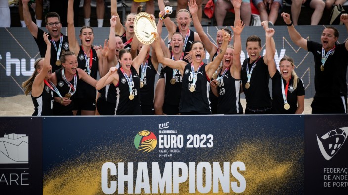 Beachhandball: Das ist das Ding! Die Beachhandball-Nationalmannschaft der Frauen nach dem Titelgewinn bei der Europameisterschaft.