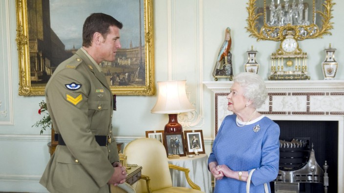 Australien: Buckingham Palace, November 2011: Queen Elizabeth II. trifft Corporal Ben Roberts-Smith, den am höchsten ausgezeichneten Soldaten Australiens. Die späteren Berichte über dessen Gräueltaten nannte ein Richter jetzt "substanziell wahr".