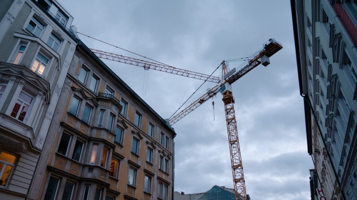 Wohnen in München: In München sinken die Immobilienpreise, für Mieter bedeutet dies aber kaum Entlastung. Der Wohnungsbau, wie hier in der Maxvorstadt, kommt nur stockend voran.