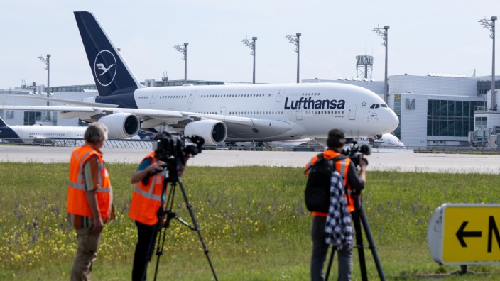 Mit Blasmusik verabschiedet: Eine Lufthansa-Maschine des Typs Airbus A380 rollt auf dem Flughafen vor dem Abflug nach Boston zum Start. Das weltweit größte Passagierflugzeug fliegt nach drei Jahren wieder im Liniendienst von München nach Boston.