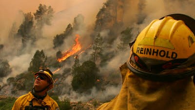Kalifornien: Feuerwehrmänner beobachten den Verlauf des Brandes - und versuchen, ihn einzudämmen.