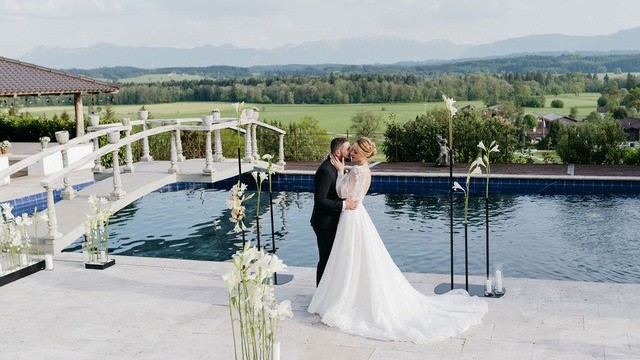 "Wedding Day Management": Warum nicht am Pool? Die Hochzeitsplanerin organisiert die "Location", die sich das Brautpaar wünscht.