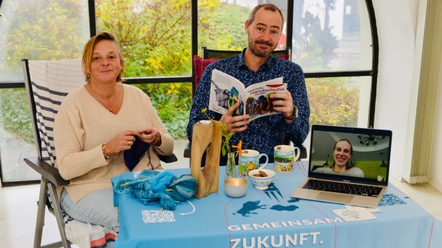 Kultur im Landkreis Ebersberg: Einen Probelauf des Konzepts haben Tanja Gronde und Kai Platz beim Christkindlmarkt im November gemacht, hier bei der Vorstellung des Projekts mit einer Auswahl an nachhaltigen Produkten.
