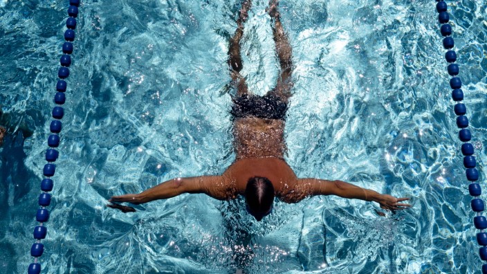 Mitten in Grafing: Schwimmen ist gesund - aber nicht immer das Hauptziel eines Schwimmbadbesuchs.