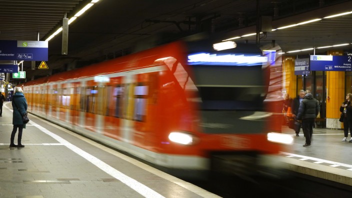 Polizei in München: In einer Münchner S-Bahn soll es laut Bundespolizei zu einer sexuellen Belästigung gekommen sein.