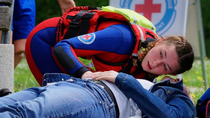 Dachauer Wasserwacht: Jede Sekunde zählt. Die junge Wasserwachtlerin kontrolliert in einer Übung die Atmung einer geretteten Person.