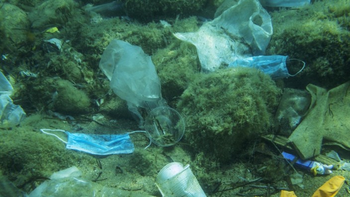 SZ-Klimafreitag: Laut WWF landen 4,8 bis 12,7 Millionen Tonnen Plastikmüll pro Jahr weltweit in den Meeren. Das entspricht einer Lastwagenlandung pro Minute.