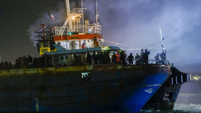 Bootsunglück vor Crotone: Ein Schiff mit Geflüchteten kam im März im Hafen von Crotone an. Im Februar war ein anderes Boot vor der Küste untergegangen, viele Menschen starben.
