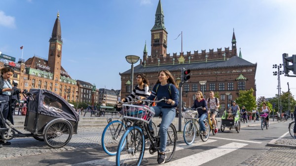 Radfahrer auf Radwegen, Radhuspladsen, Rathausplatz, in der Innenstadt von Kopenhagen, gilt als die Fahrrad Hauptstadt d