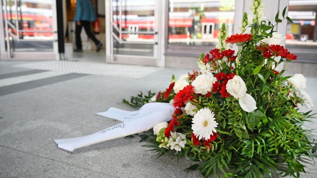 Gedenkgottesdienst: Stille Trauer: Am Bahnhof legten Mitarbeiter der Deutschen Bahn Blumen nieder.