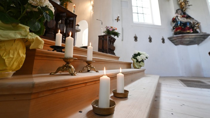 Gedenkgottesdienst: Fünf Kerzen auf den Stufen zum Altar erinnern an die fünf Toten.
