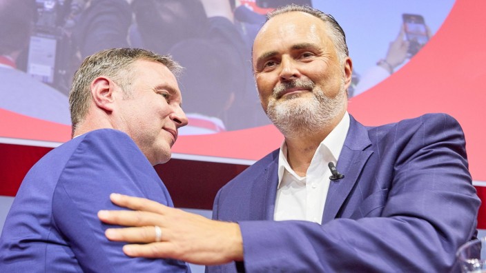 Österreich: Hielt er schon eine Kanzlerrede? Hans Peter Doskozil, der neue Vorsitzende der Sozialistischen Partei Österreich, lässt sich von seinem Herausforderer Andreas Babler beglückwünschen.