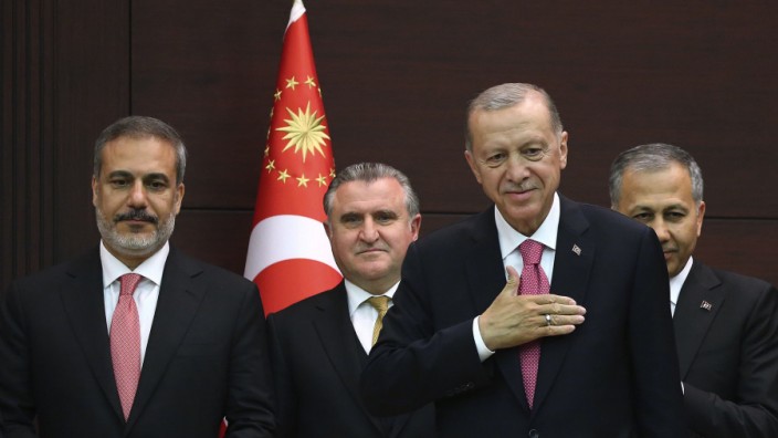 Der türkische Präsident Recep Tayyip Erdoğan während der Vereidigungszeremonie mit einem Teil seines neuen Kabinetts.