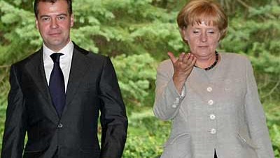 Konflikt im Kaukasus: Russlands Präsident Medwedjew und die deutsche Kanzlerin Merkel in Sotschi auf dem Weg zu einem schwierigen Gespräch über den Kaukasus-Konflikt.