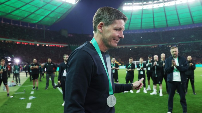 Eintracht-Coach Oliver Glasner: Weggang bei Frankfurt: Oliver Glasner mit der Silbermedaille nach dem Pokalfinale.