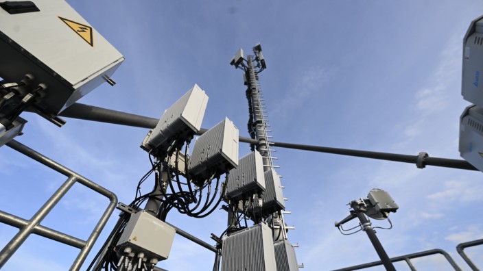 5G-Ausbau: Ein neuer 5G-Mobilfunkmast : Die Telekommunikationsfirmen streiten über den teuren Ausbau.
