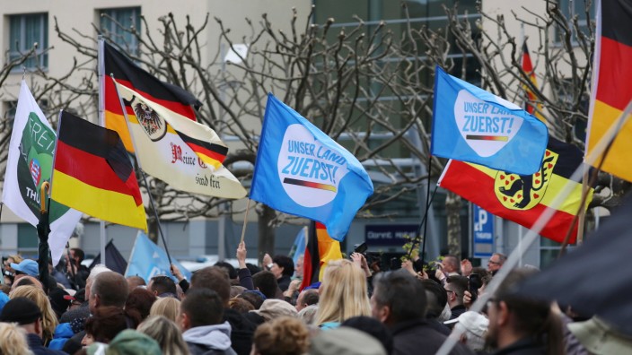 Demokratie: "Unser Land zuerst" - Anhänger der AfD bei einer Demonstration Ende April in Erfurt.
