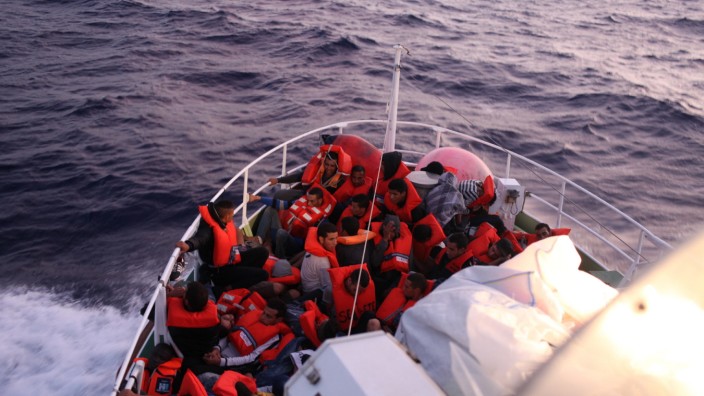 Mittelmeer: Als ob dies eine "Fähre" wäre: der private deutsche Seenotkreuzer "Minden" mit geretteten Flüchtlingen aus Afrika an Bord.