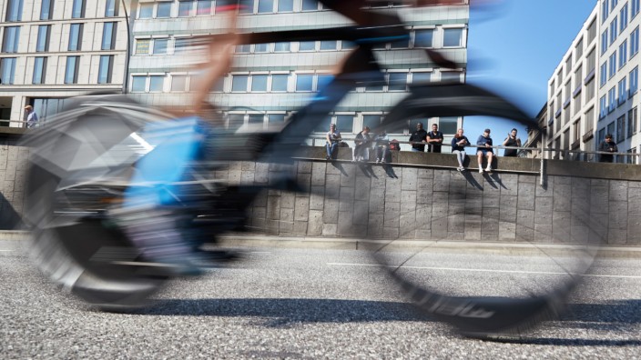 Sportveranstaltung: Beim Ironman Hamburg sind ein Motorradfahrer und ein Radfahrer frontal zusammengestoßen.