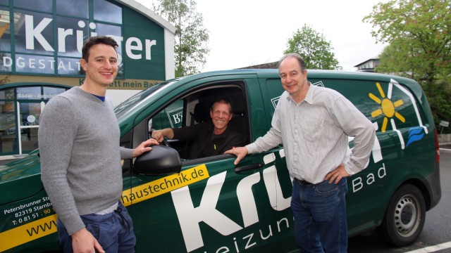 Energiewende: Der Starnberger Heizungsbauer Bernd Krüger (rechts) zusammen mit seinem Sohn Laurenz (links) und Mitarbeiter Markus Stöckner.