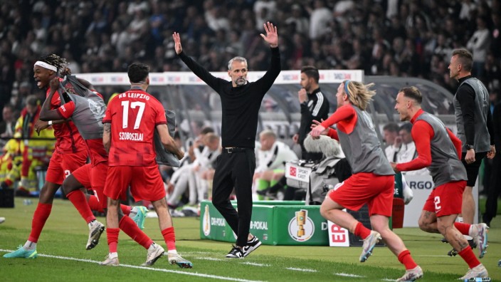 RB Leipzig nach dem Pokalfinale: Freude beim Schlusspfiff: Leipzig gewinnt den DFB-Pokal - auf Verein und Trainer Marco Rose (Mitte) wartet ein arbeitsreicher Sommer.