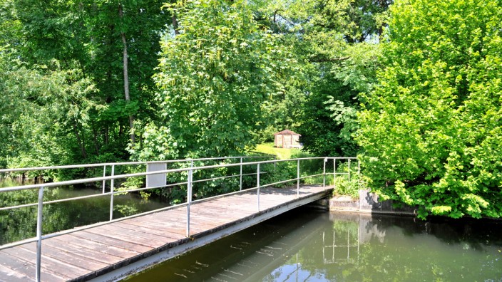 Naturschutz: Ein grünes Idyll mitten im Ort: Eine kleine Brücke führt vom Firmengelände von Stanz Schmidt über die Würm zu einem bisher unbebauten Grundstück. Die Eigentümer wollen die Flächen auf beiden Seiten des Baches neu bebauen.