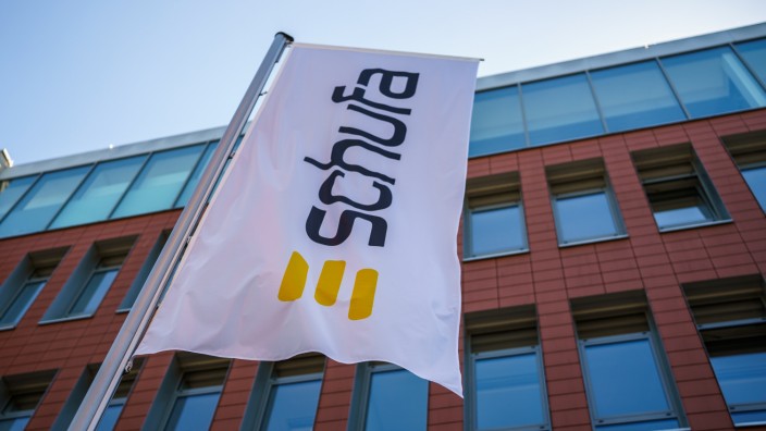 Private Daten: Eine Flagge mit dem Firmenlogo flattert vor dem Geschäftssitz der Schufa.