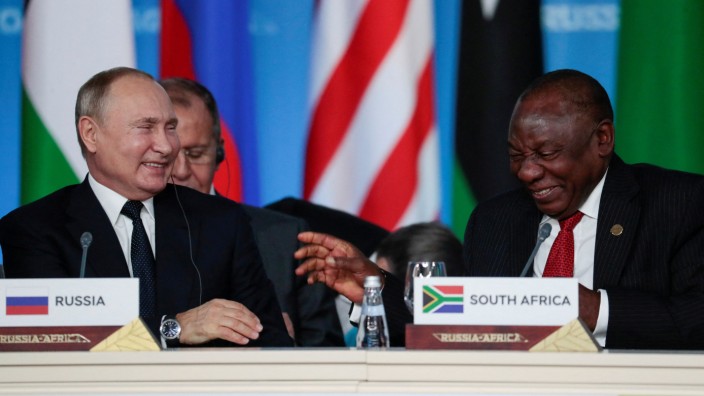 Friedensinitiative: Wladimir Putin und Cyril Ramaphosa, die Präsidenten Russlands und Südafrikas, hatten gut lachen beim russisch-afrikanischen Gipfel in Sotschi vor vier Jahren.