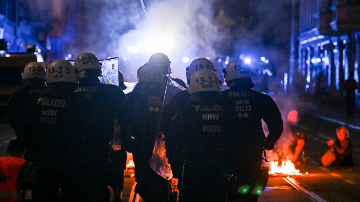 Politische Kriminalität: Was die linken Extremisten für Protest halten: brennende Barrikaden am Samstagabend im Leipziger Stadtteil Connewitz.
