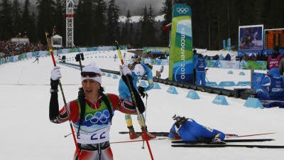 TV-Ereignis Olympia (1): Liegen im weichen Schnee: Einige Biathlon-Frauen gehen im Ziel erschöpft zu Boden.