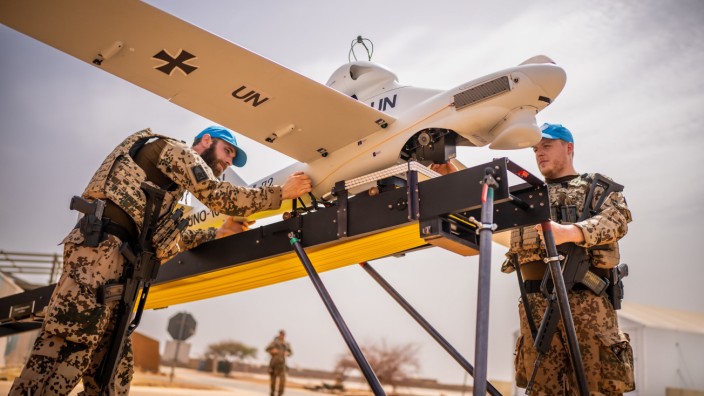 SZ am Morgen: Soldaten der Bundeswehr überprüfen eine Drohne vom Typ "Luna" im Bundeswehr Feldlager Camp Castor in Mali.