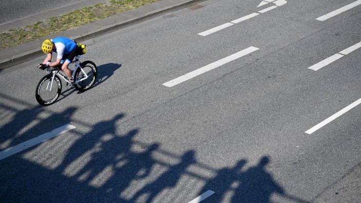 Triathlon-EM in Hamburg: Ein Mensch stirbt auf der Strecke des Wettbewerbs. Doch der Ironman in Hamburg wurde fortgesetzt.