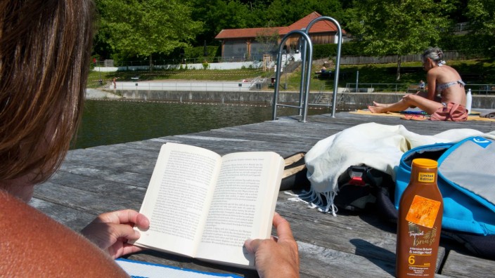 Ebersberg: Sonnen, schwimmen, lesen - ein perfekter Tag am Klostersee.