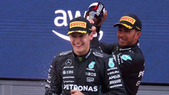 Formel 1: Erstmals in dieser Saison wieder gemeinsam bei der Champagner-Dusche: Lewis Hamilton (rechts) und George Russell feiern in Barcelona das erfolgreichste Mercedes-Wochenende seit langem.