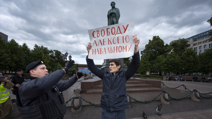 Russland: Auf dem Plakat eines Demonstranten auf dem Moskauer Puschkin-Platz ist zu lesen: "Freiheit für Alexej Nawalny". Schon nähert sich ein Polizist.