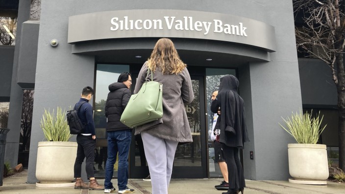 Nach Bankenpleiten: Im März hatten Kunden begonnen, massiv Geld von der Regionalbank Silicon Valley Bank (SVB) abzuziehen - bis diese zusammenbrach.