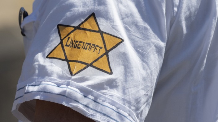 Memmingen: "Ungeimpft" steht auf einem nachgebildeten Judenstern am Arm eines Mannes bei einer Demonstration gegen Corona-Maßnahmen. So wurden die Opfer des Holocaust verhöhnt.
