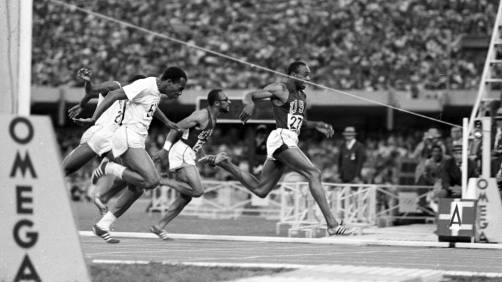 Leichtathletik: Im 100-Meter-Finale der Olympischen Spiele 1968 gewinnt Jim Hines (vorne) USA in Weltrekordzeit vor Lennox Miller, Jamaika, und Charles -Charlie-Greene, USA.