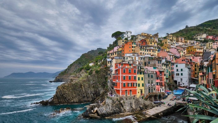 Krimi-Literatur: Im Nationalpark Cinque Terre gelegen, ist das Dorf Riomaggiore eine der Touristenattraktionen Liguriens.