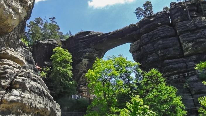 Reisebuch "Abenteuer Elbsandsteingebirge": Das Prebischtor im Elbsandsteingebirge, auf tschechischer Seite gelegen, ist die größte Felsbrücke in Europa.