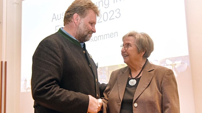Gröbenzell: Langjähriges Engagement: Bürgermeister Martin Schäfer zeichnet Lilo Nitz für ihr Lebenswerk aus.