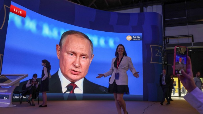 Russland: Sanktionen sollen die russische Wirtschaft und Präsident Putin (hier bei einem Wirtschaftsforum in St. Petersburg) treffen.